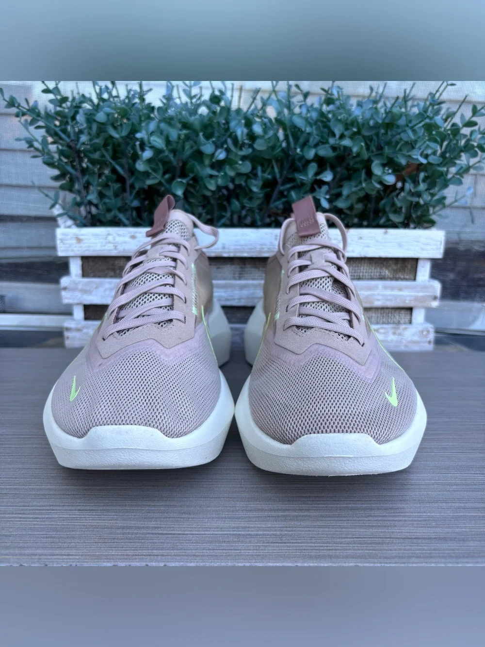 Nike Women's Vista Lite Fossil Stone Size 10 US